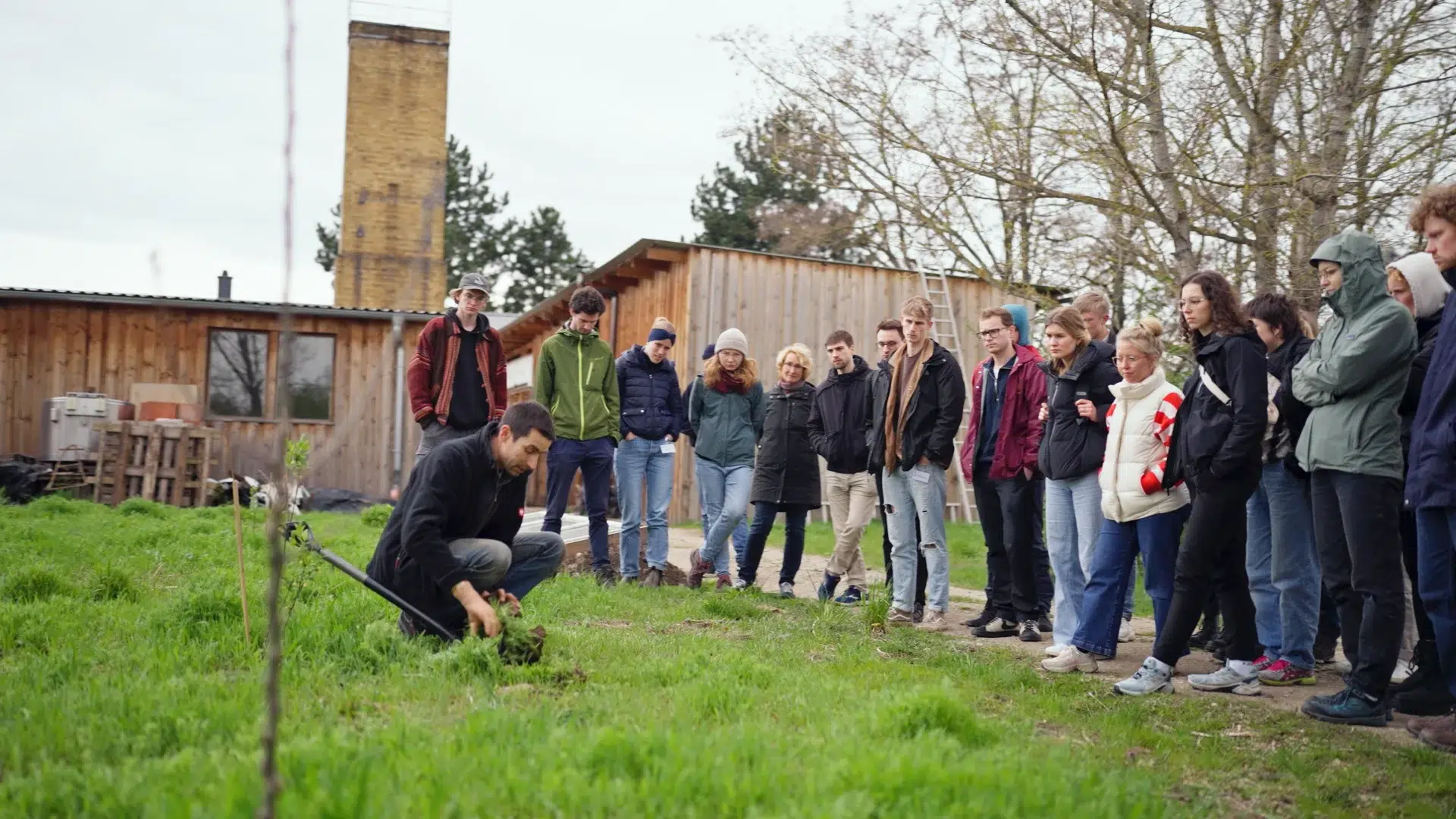 Exkursion zu einem Bio-Bauernhof: Teilnehmende der Leopoldina-Zukunftswerkstatt erleben regenerative Landwirtschaft aus erster Hand