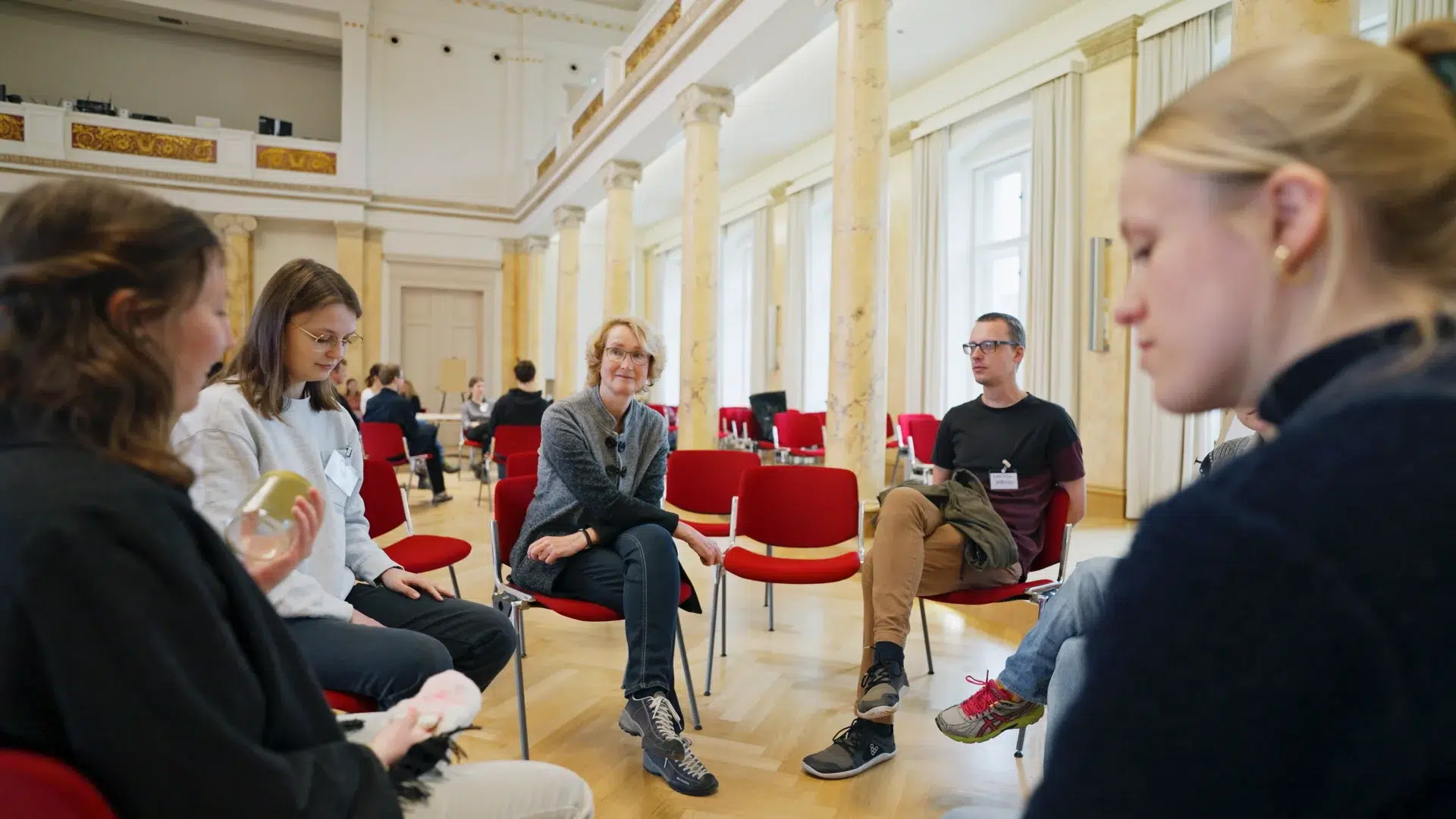 Workshop-Sitzkreis im Säulensaal der Leopoldina in Halle (Saale): Prof. Dr. Katrin Böhning-Gaese im Gespräch mit Teilnehmenden