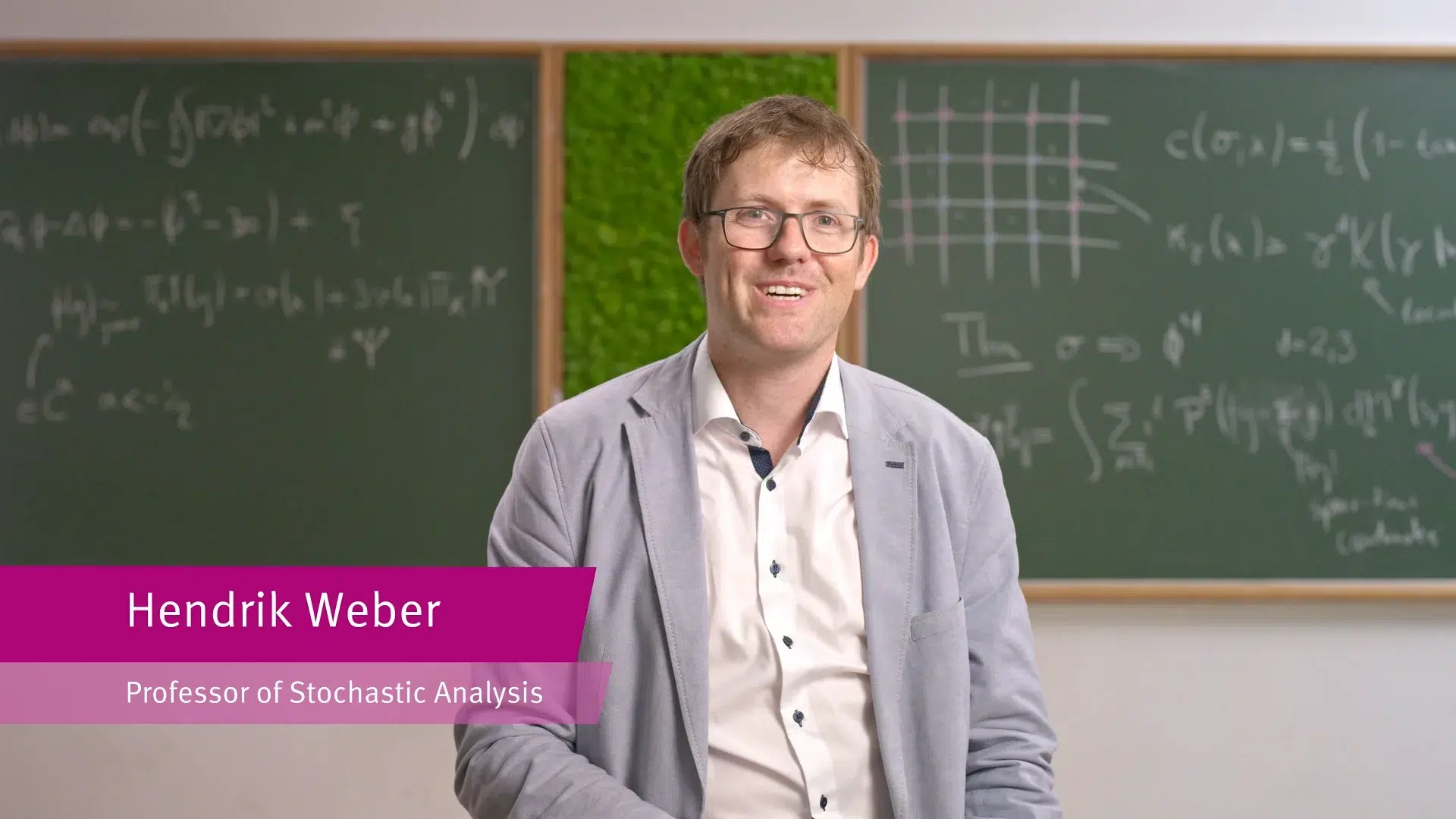 Prof. Hendrik Weber, Professor of Stochastic Analysis am Exzellenzcluster Mathematik Münster, vor Tafeln mit stochastischen Formeln