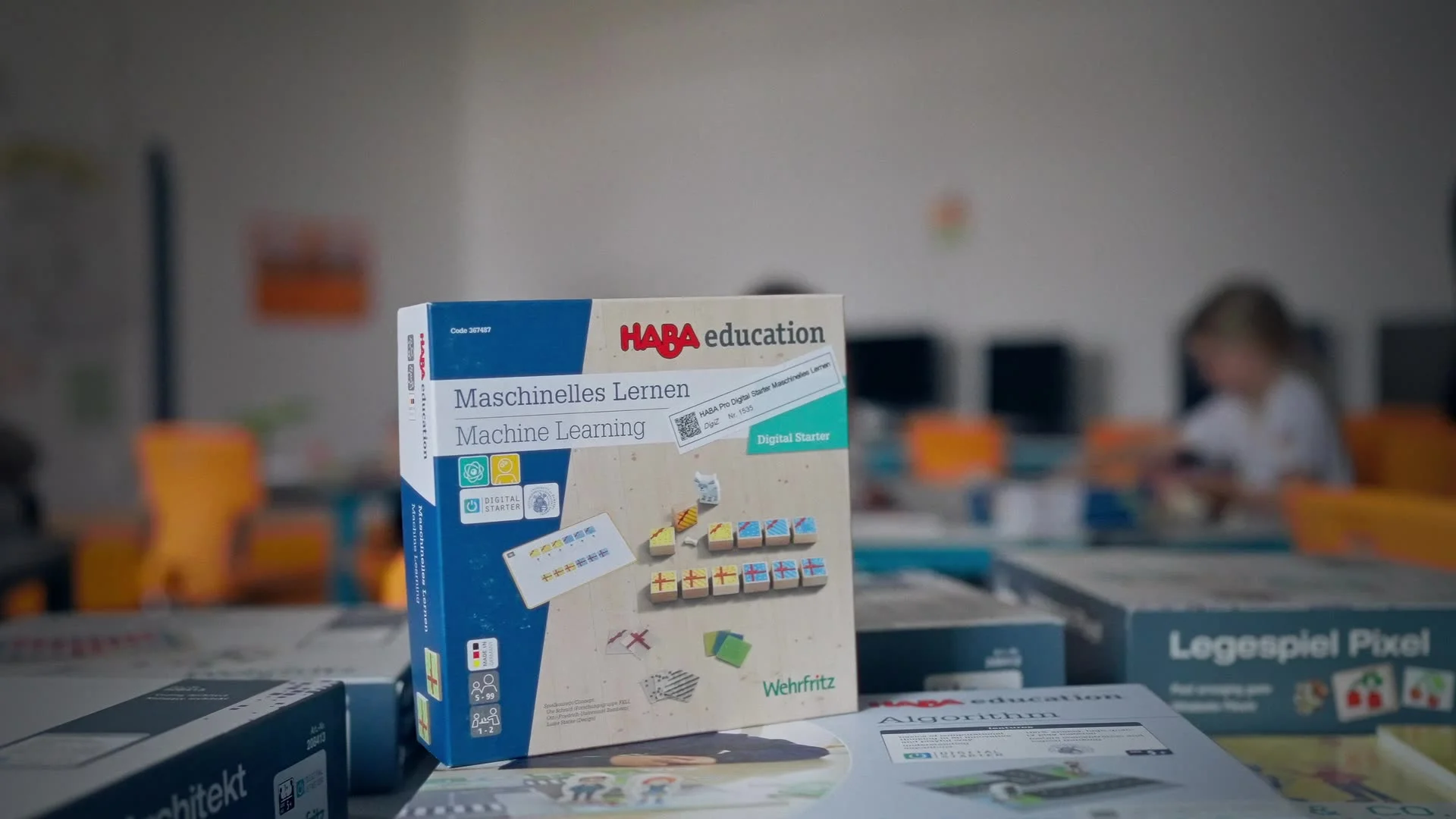 Lernspiel „Maschinelles Lernen" von HABA education in einem Klassenzimmer; Szene aus dem Porträtfilm über die Communicator-Preisträgerin Prof. Dr. Ute Schmid für die DFG. Produziert von Sterntaucher Filmproduktion.