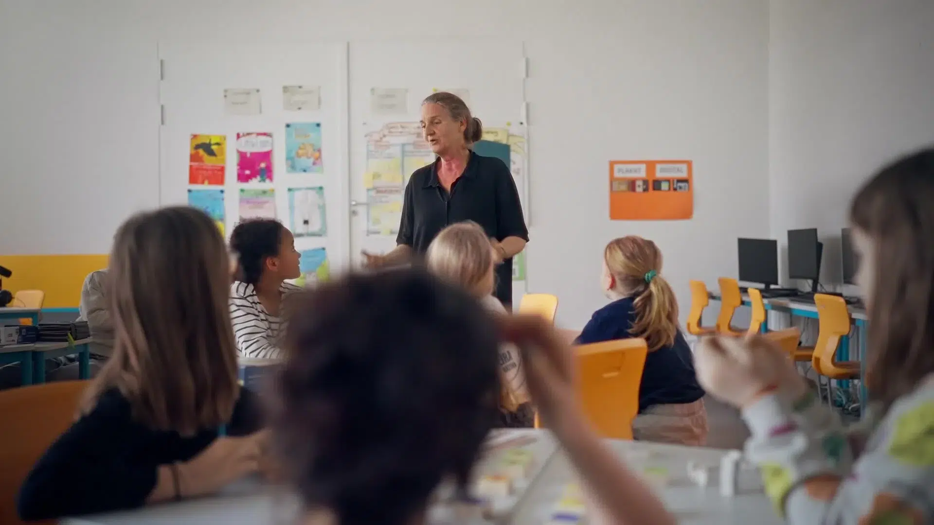 Ute Schmid hält einen KI-Workshop vor Grundschulkindern; Szene aus dem Porträtfilm über die Communicator-Preisträgerin Prof. Dr. Ute Schmid für die DFG. Produziert von Sterntaucher Filmproduktion.